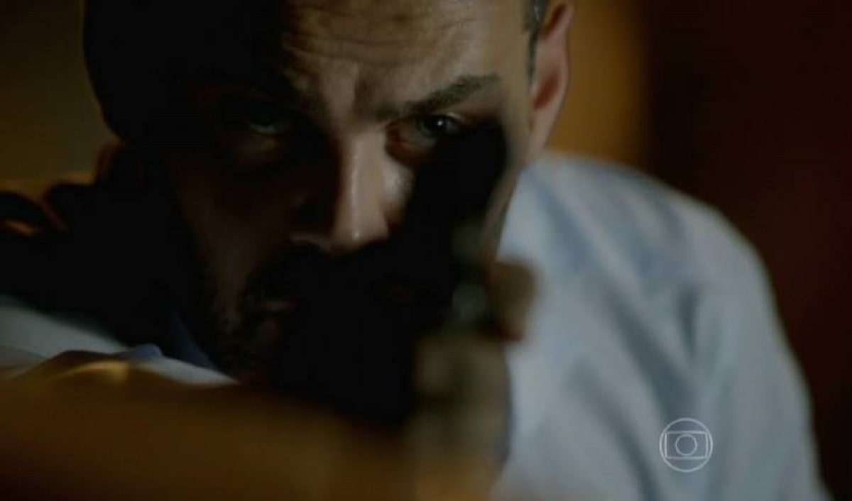 Cristina vê Maurílio apontar arma para José Alfredo nesta segunda (25) em 'Império'