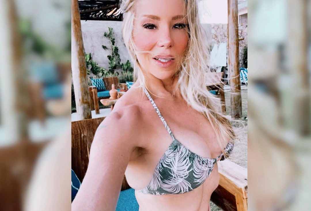 Aos 47 anos, Danielle Winits ostenta curvas perfeitas em cenário paradisíaco. Foto: Reprodução Instagram