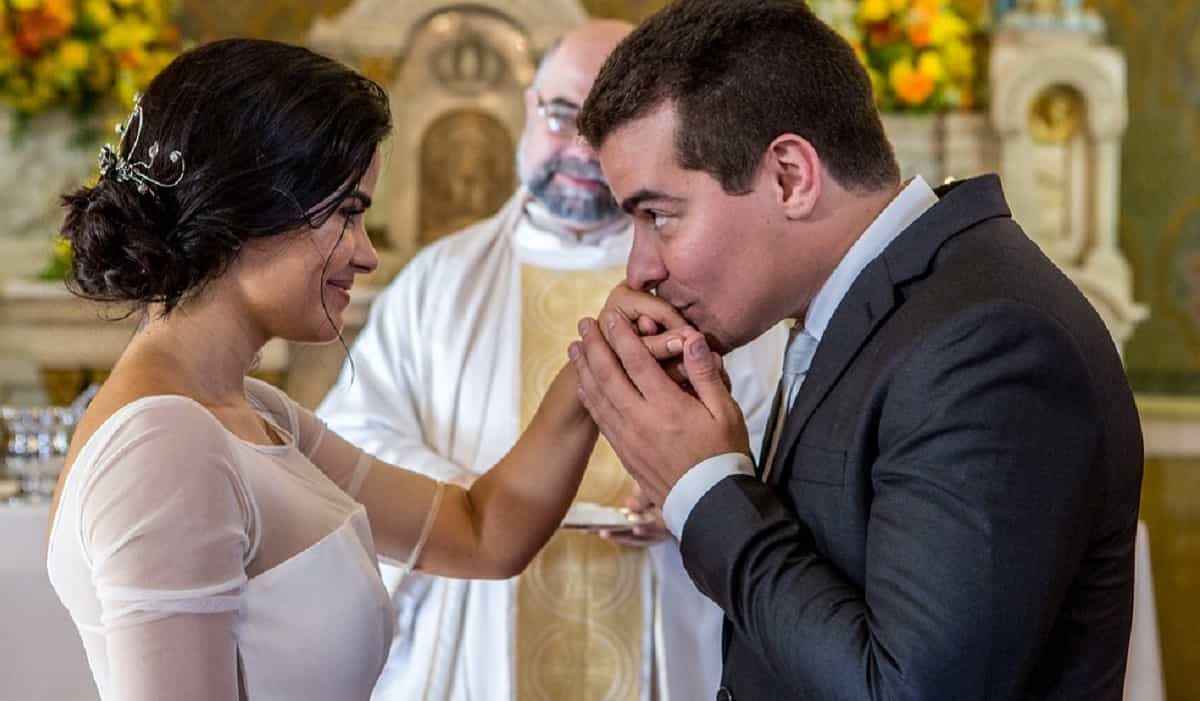 Antônia e Júlio se casam nesta sexta (19) em 'Pega Pega'