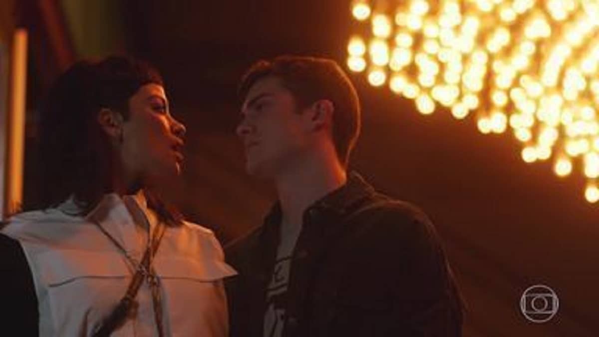 Gabriel e Leona se beijam nesta sexta (18) em 'Quanto Mais Vida, Melhor!'