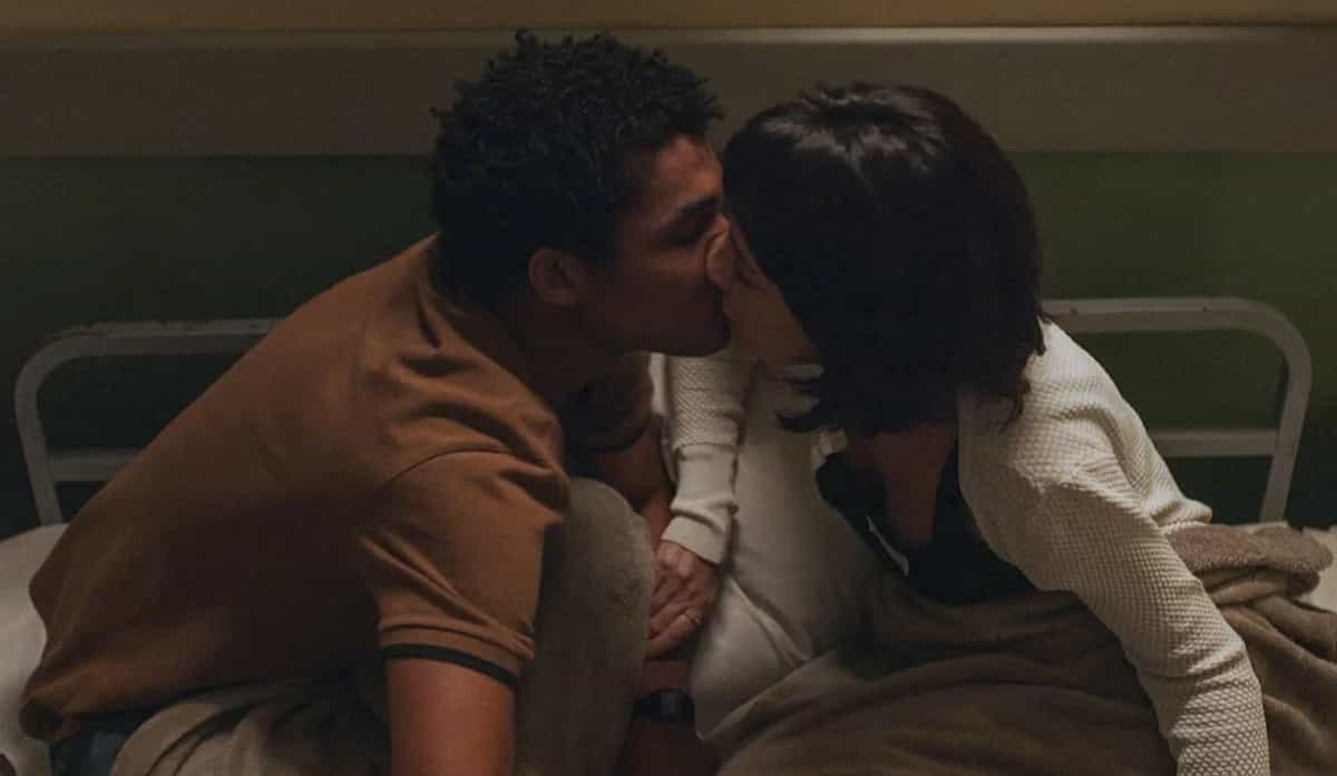 Ravi e Lara se beijam novamente nesta segunda (21) em 'Um Lugar ao Sol'