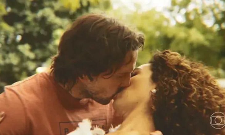 Rose e Neném se beijam após ela voltar ao Brasil neste sábado (7) em 'Quanto Mais Vida, Melhor!'