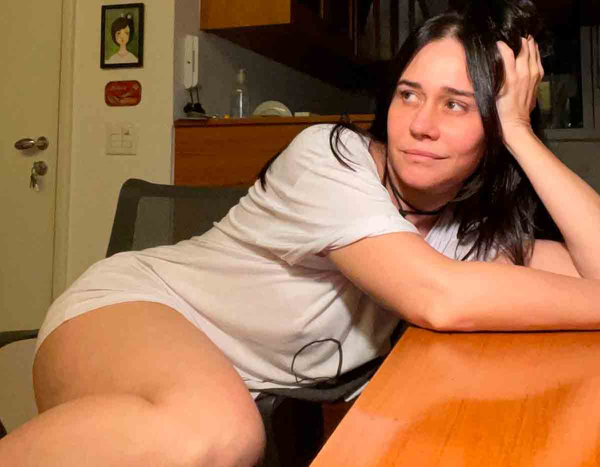 Alessandra Negrini posa sexy em selfie só de camisetão. Foto: Reprodução Instagram