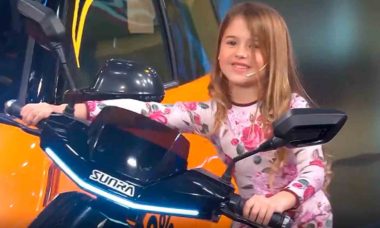 Menina de 7 anos quase causa tragédia ao vivo com moto em programa de TV. Foto: Reprodução twitter