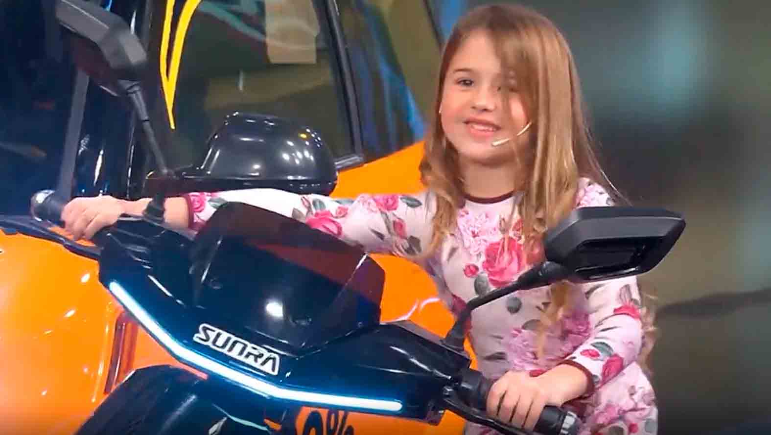 Menina de 7 anos quase causa tragédia ao vivo com moto em programa de TV. Foto: Reprodução twitter