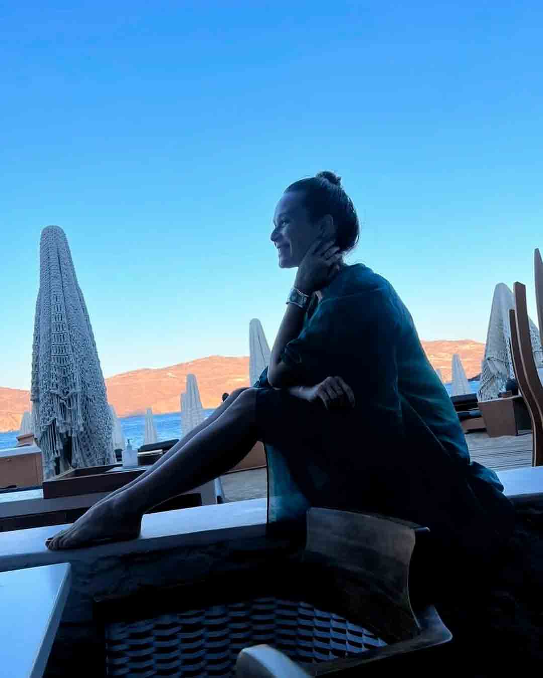 Com biquíni decotado, Mariana Ximenes curte praia em Mykonos. Foto: Reprodução Instagram