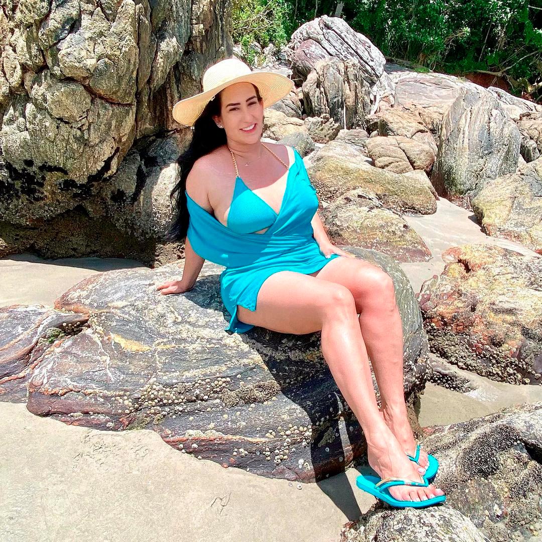 Fabiola Gadelha posta fotos de biquíni em dia de praia. Foto: Reprodução Instagram