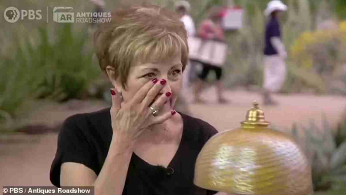 Participant of the "Antiques Roadshow" couldn't hold back tears upon discovering the value of a lamp. Photo: Reproduction PBS