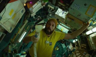 Adam Sandler egy magányos űrhajós a "Spaceman" című filmben. Fotó: Netflix Reprodukció