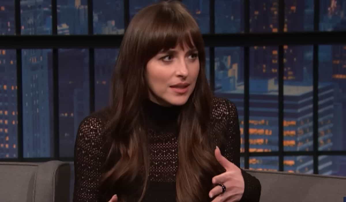 Actress Dakota Johnson comments on her forgotten appearance on "The Office": "Nobody cared". Photo: Reproduction YouTube | Late Night with Seth Meyers