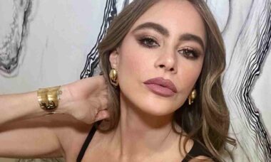 Sofía Vergara színésznő, aki Griselda Blanco kábítószer-kereskedő szerepében ragyogott a Netflix Griselda sorozatában, elárulta egy interjúban, hogy mit inhalálnak valójában a színészek, amikor hamis kokaintartalmú jeleneteket forgatnak. Fotó: Reprodukció Instagram