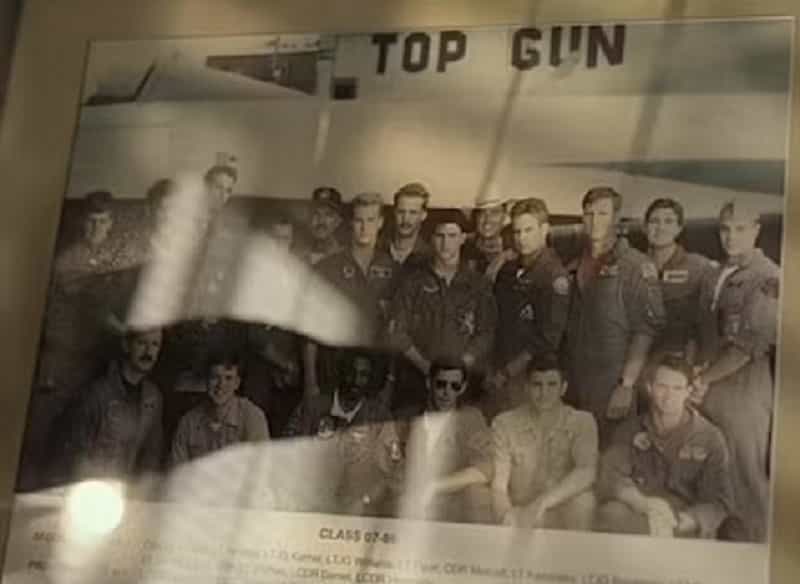 Barry Tubb, který žaluje společnost Paramount Studios za neoprávněné použití obrazu, se objevuje na fotografii zobrazené ve filmu 'Top Gun: Maverick' (2022). Herec má na sobě klobouk, stojí za Tomem Cruisem. (Top Gun: Maverick / Paramount Studios / Paramount+)