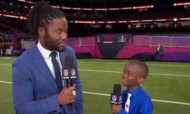 Az NFL sztárjait Jeremiah Fennel, mindössze 11 éves kisfiú, aki már most lenyűgöző riporter, eltakarta a Super Bowl megnyitó estjén. Fotó: Reprodukció NFL Network