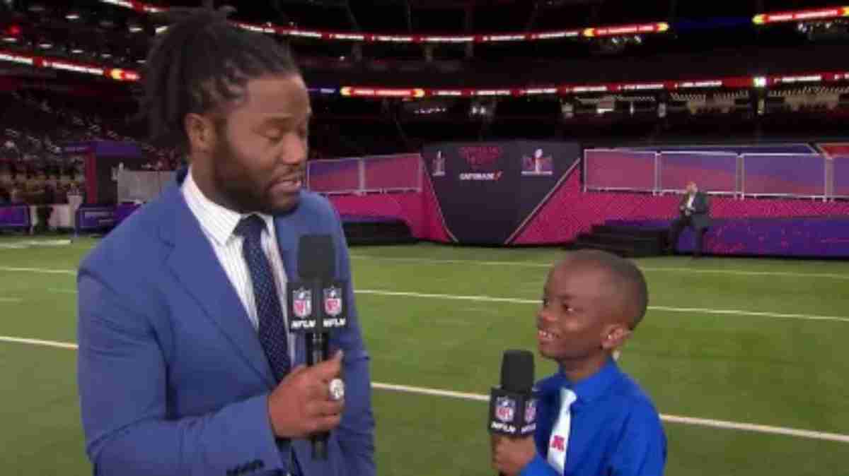 Az NFL sztárjait Jeremiah Fennel, mindössze 11 éves kisfiú, aki már most lenyűgöző riporter, eltakarta a Super Bowl megnyitó estjén. Fotó: Reprodukció NFL Network