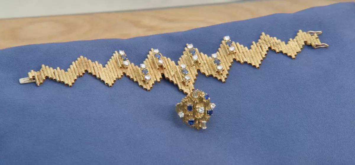 After being left speechless by the evaluation of the jewelry she had inherited, a participant of the "Antiques Roadshow" gave a surprising and touching response. Photo: Reproduction Antiques Roadshow