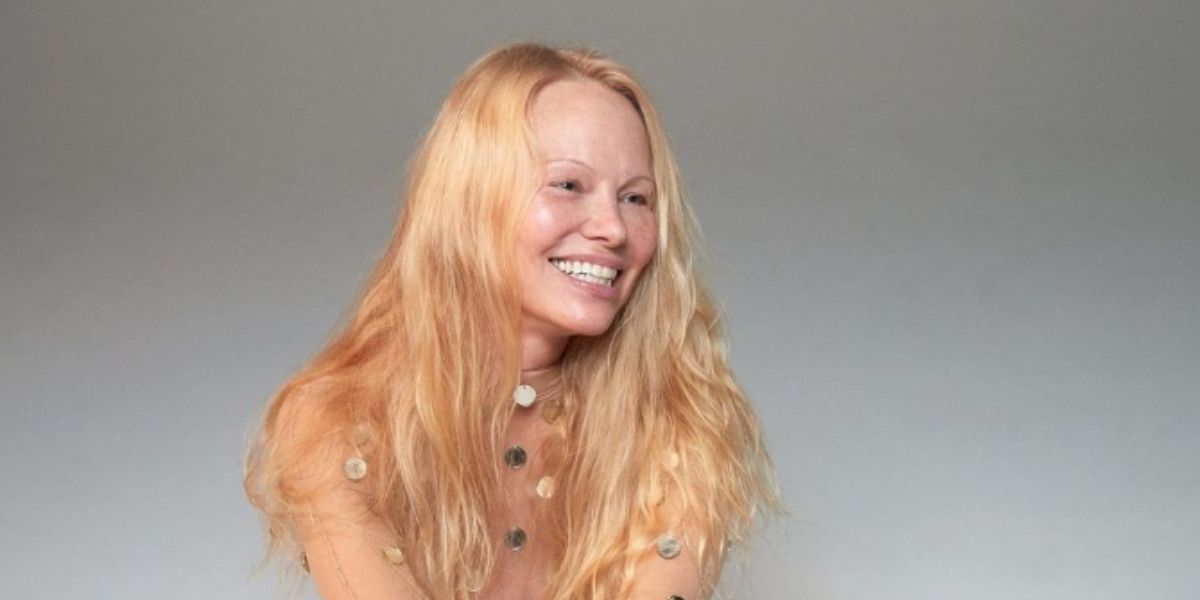 Pamela Anderson poses without makeup and is unrecognizable