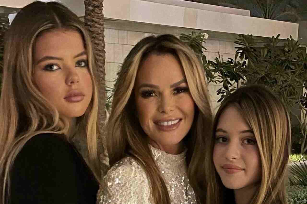 Filha de Amanda Holden revela que a apresentadora costuma dançar sem roupas pela casa