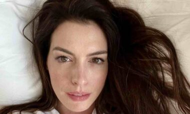 Anne Hathaway relembra beijos durante ‘testes de química’ nos anos 2000: “Nojento” (Foto: Reprodução/Instagram)