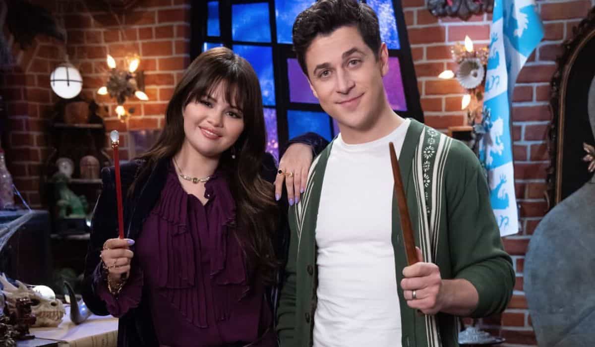 Selena Gomez e David Henrie surgem como os irmãos Russo na divulgação de spin-off de 'Wizards of Waverly Place'