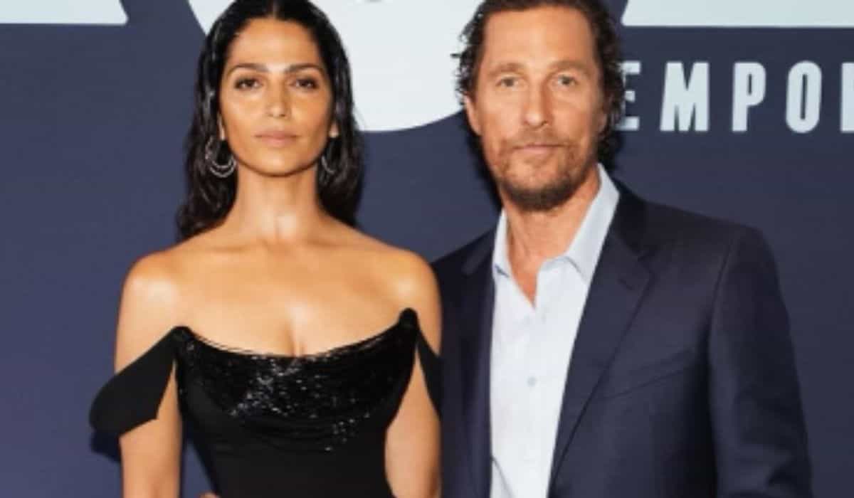 Matthew McConaughey ja hänen vaimonsa pelaavat Pickleballia ilman housuja edistääkseen tequilamerkkiään