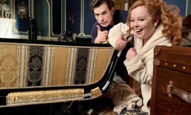 Nicola Coughlan e Luke Newton quebram sofá durante gravações de cena ousada em 'Bridgerton'