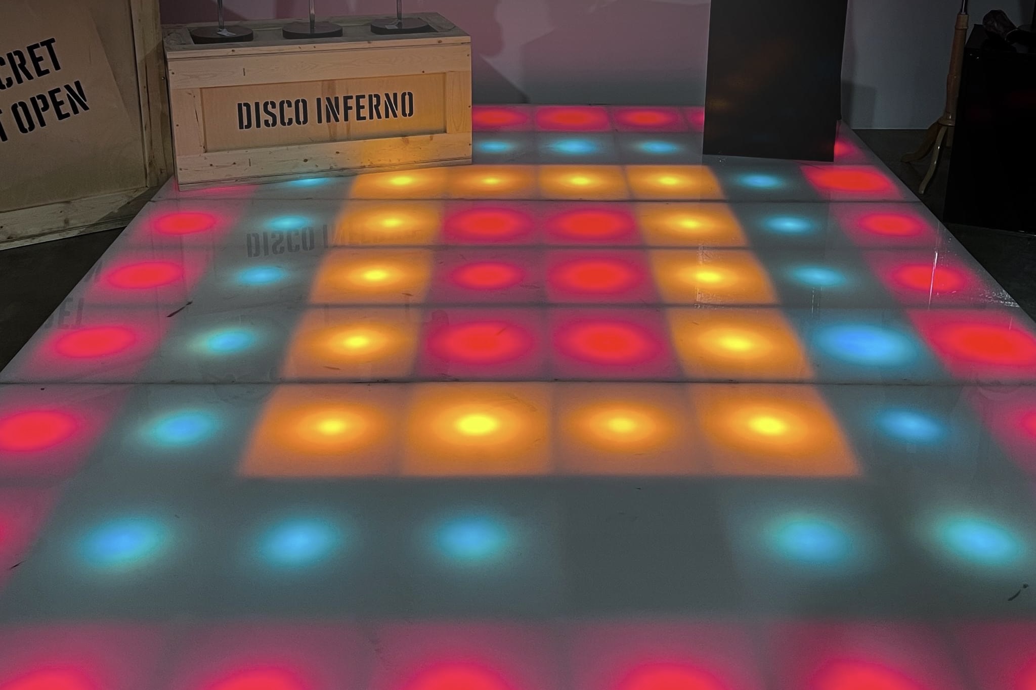 The dance floor from the movie 'Saturday Night Fever' has been sold. Photo: Reproduction Facebook