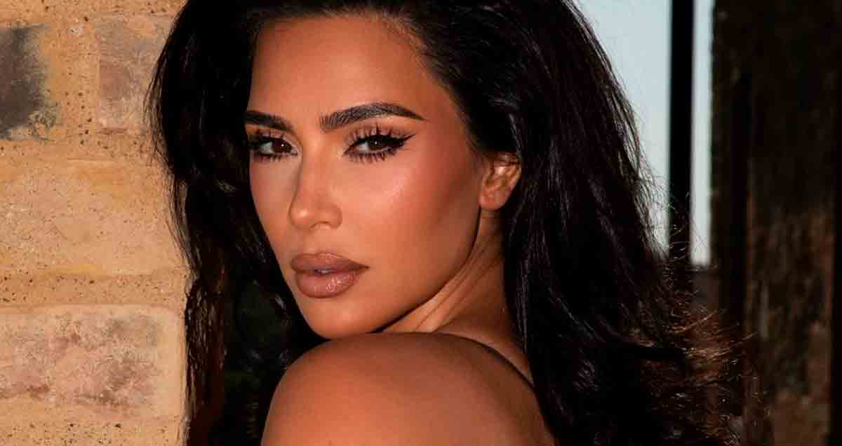 Kim Kardashian posiert im Bikini für ein gewagtes Fotoshooting und lässt Fans staunen. Instagram @kimkardashian