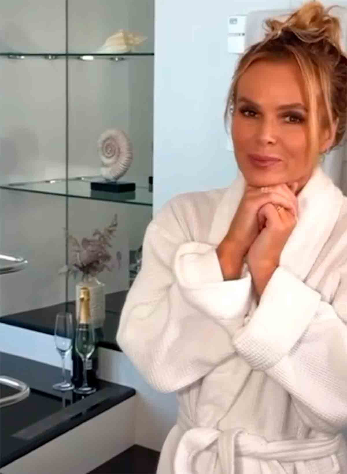 Amanda Holden. Fotos und Video: Instagram @noholdenback