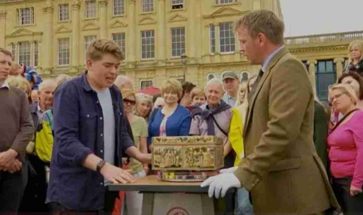 Egy tinédzser egy dobozt hoz értékelésre az 'Antiques Roadshow'-ra, és sokkolja az tárgy értéke