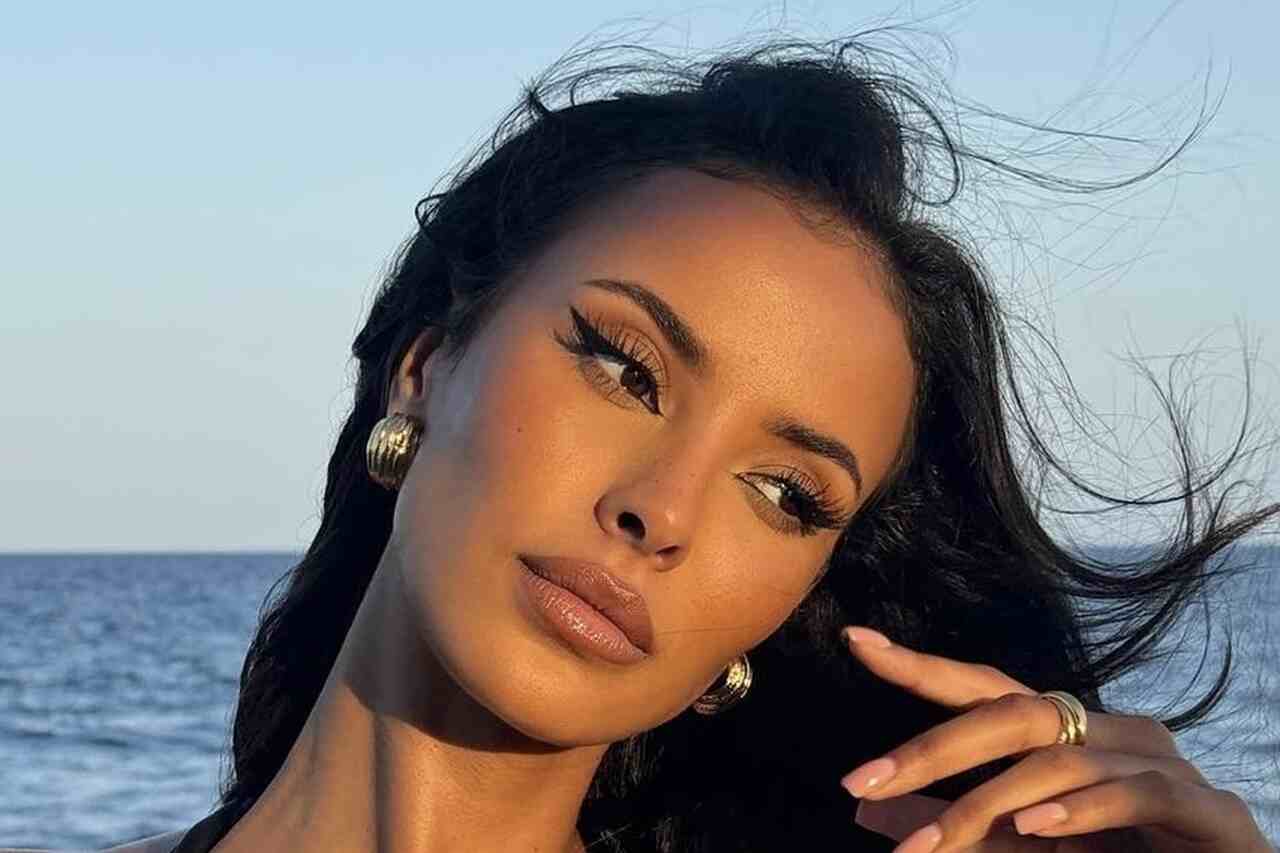 Maya Jama posiert in durchsichtigem Kleid auf Ibiza nach dem Finale von 'Love Island' (Foto: Screenshot/Instagram)