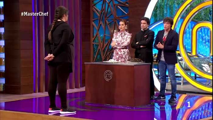 Deltager i MasterChef bliver smidt ud efter at have serveret en rå fugl med fjer til dommerne (YouTube / MasterChef España)