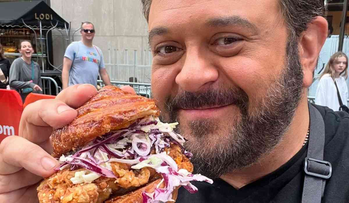 Il conduttore di 'Man V. Food', Adam Richman, offre una ricompensa dopo che la sua attrezzatura costosa è stata rubata a Londra