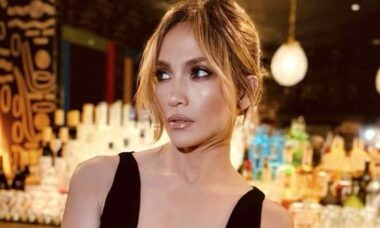 Schauspielerin Jennifer Lopez, Sängerin Jennifer Lopez, Alter von Jennifer Lopez, Jennifer Lopez heute, Jennifer Lopez Alter, Jennifer Lopez Instagram, Jlo, Minikleid, Muse, gewagt, tief ausgeschnittenes Kleid, schwarzes Kleid