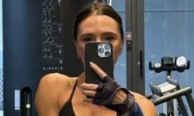 Victoria Beckham appare in palestra con un top minuscolo e fa impazzire i fan (Foto: Instagram)