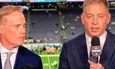 Troy Aikman (a direita da imagem). X @sean_rohacik