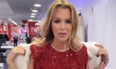 Apresentadora de TV encanta fãs após eleger vestido vermelho brilhante para festa de Natal