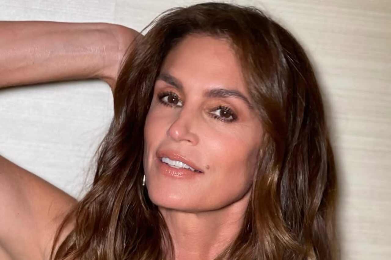 Aos 58 anos, Cindy Crawford surge dançando na praia em Cancún