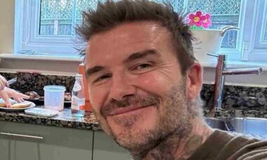 Comercial natalino de David Beckham é denunciado por ensinar maneira "mortal" de assar peru