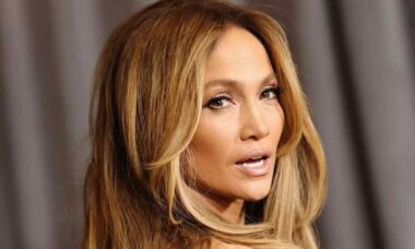 Jennifer Lopez fica visivelmente incomodada com comentário indelicado sobre sua idade durante entrevista