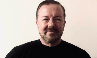 Ricky Gervais encontra antigo caderno com primeira menção a personagem icônico de "The Office"