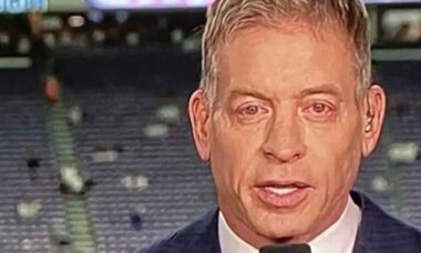 Troy Aikman surge com olhos vermelhos em transmissão e deixa fãs preocupados: "Ele está bem?"