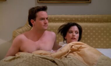 Courteney Cox e Matthew Perry interromperam gravação de episódio marcante de “Friends” após reação do público