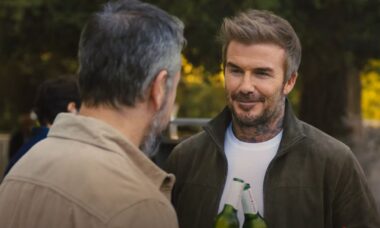 David Beckham e Matt Damon são irmãos em novo comercial do Super Bowl