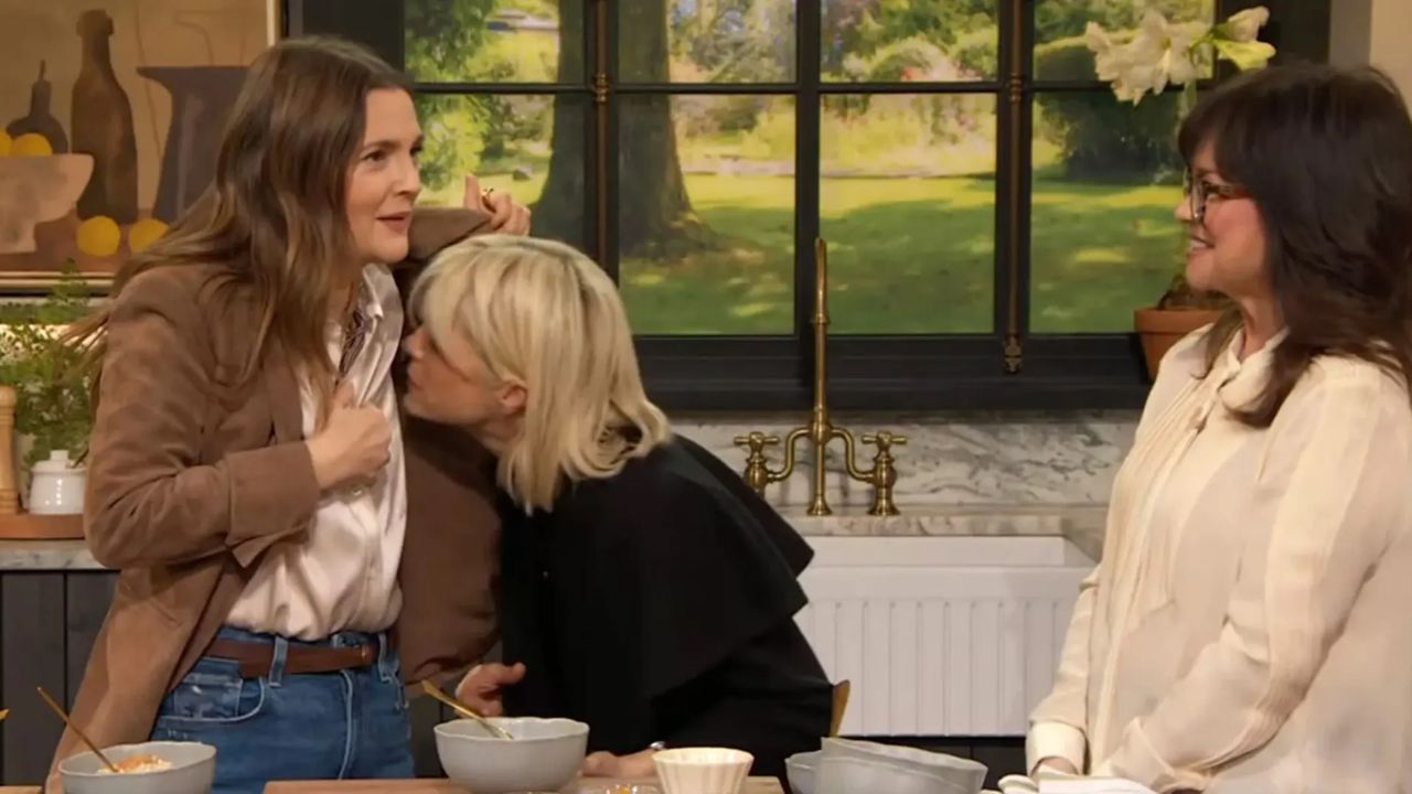 Drew Barrymore et Selma Blair se sentent les aisselles en direct à la télévision