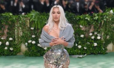 Kim Kardashian passa sufoco para colocar espartilho do Met Gala em episódio de “The Kardashians”