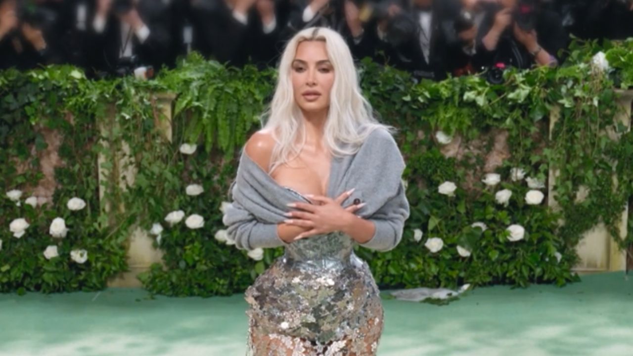 Kim Kardashian passa sufoco para colocar espartilho do Met Gala em episódio de “The Kardashians”