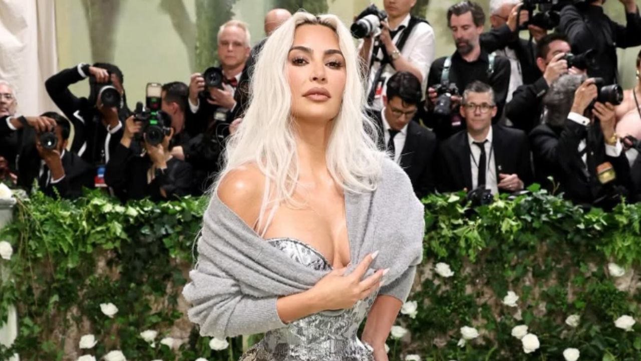 Kim Kardashian mostra seu cabelo verdadeiro em “The Kardashians”