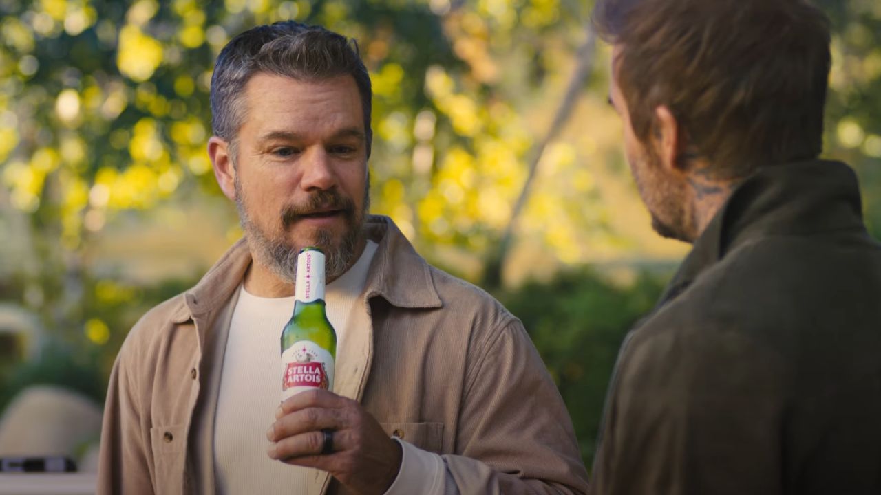 David Beckham e Matt Damon são irmãos em novo comercial do Super Bowl