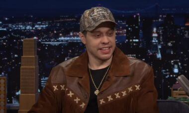 Pete Davidson comenta sobre experiência horrível de remover tatuagens