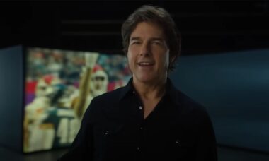 Tom Cruise aparece irreconhecível em comercial do Super Bowl 2025